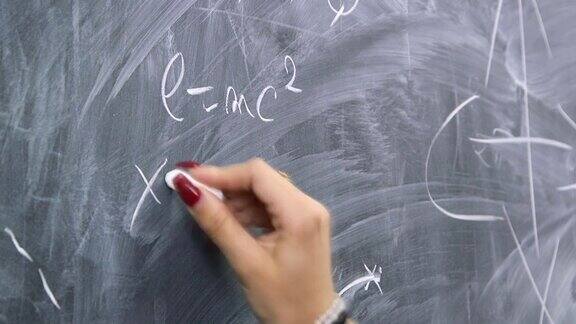 学生在黑板上写了一个公式