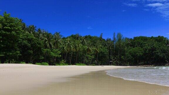令人惊叹的泰国普吉岛热带岛屿海滩海滩上的阳光在夏天蓝色的绿松石海和白色的沙滩背景