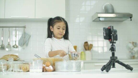 小视频博客拍摄和直播烘焙教程在家庭厨房