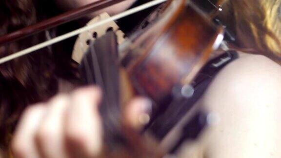 爱好和闲暇的音乐播放器与小提琴在手中