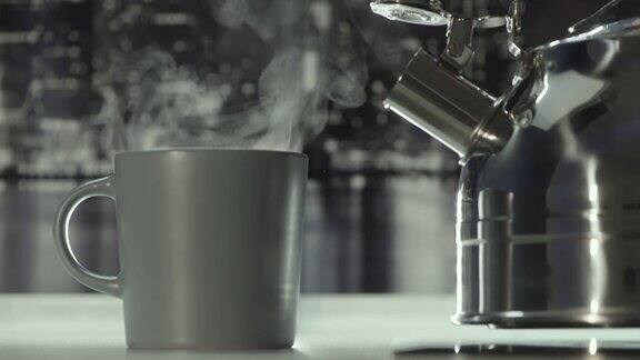 在家里的厨房里制作热茶或咖啡饮料的特写行动将热水从金属茶壶中倒入磨砂陶瓷杯中