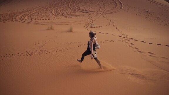 游客赤脚跑下沙漠沙丘