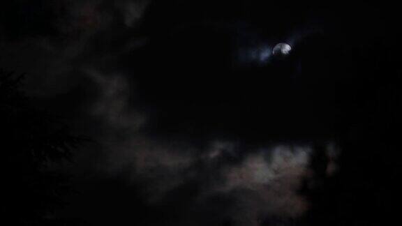 时间推移剪辑的满月移动在一个部分被云覆盖的夜空