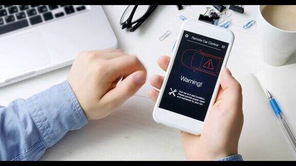 男子在移动设备上查看汽车信息车况不好需要修理汽车遥控使用智能手机应用程序虚拟界面