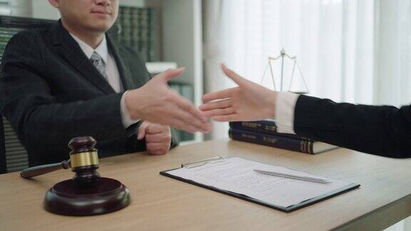 律师与客户之达成协议后握手