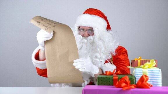 圣诞老人以50帧秒的速度读孩子写的信