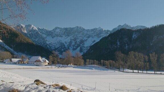 山村位于阿尔卑斯山麓被大雪覆盖