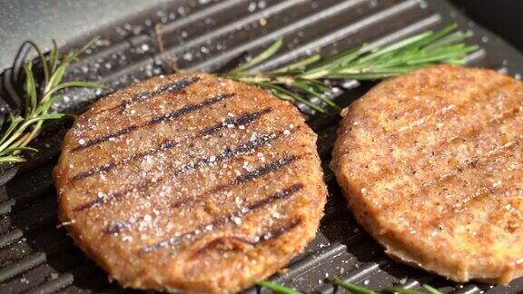 素食汉堡用香草和香料烤的蛋白质馅饼人造肉