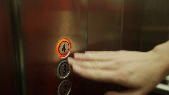 女人用手按电梯按钮