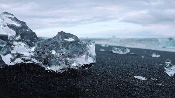 冰岛钻石海滩黑色沙滩上美丽的冰山特写Jokulsarlon冰川泻湖的大块浮冰