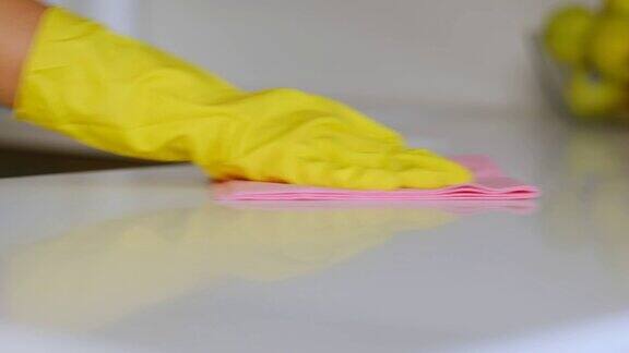 用橡胶手套手用海绵和洗涤剂清洁桌子用橡胶手套手用海绵和洗涤剂清洁桌子