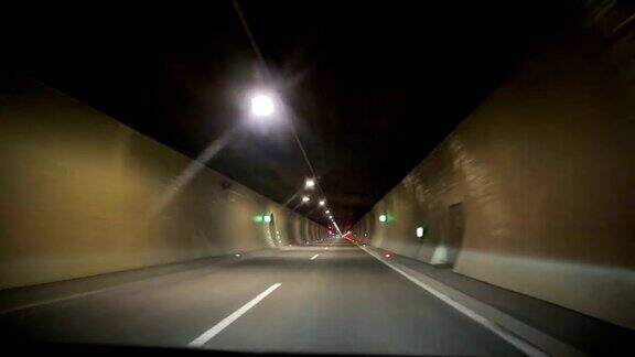 在隧道内驾驶