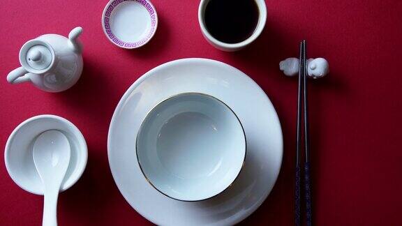 餐桌摆好筷子
