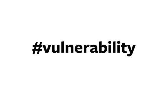 一个人在电脑屏幕上键入“#脆弱性”