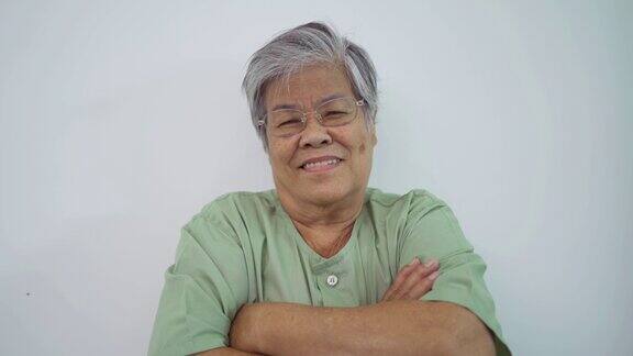 年老的亚洲泰国妇女的肖像微笑孤立在白色背景人们的生活方式高级的祖母病人在医疗保健
