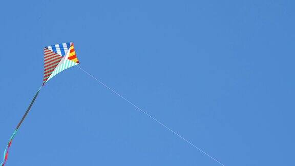 五颜六色的风筝迎着蓝天和太阳飞翔