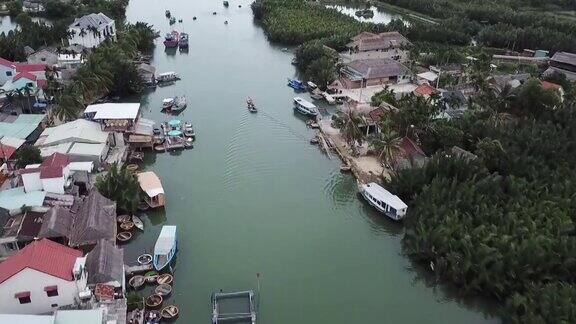 无人机在CamThanh水椰村上空拍摄