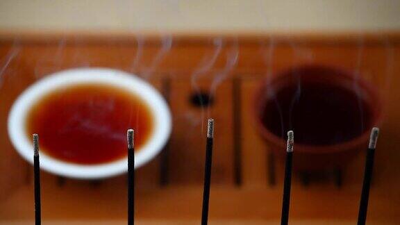 中国热茶杯竹桌檀香棍高清画面