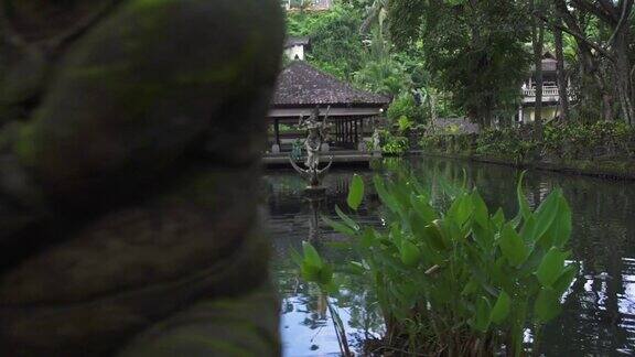 夏季装饰鱼塘在印度教寺庙花园上的绿色热带树木景观印尼巴厘岛的古老传统建筑亚洲文化旅游