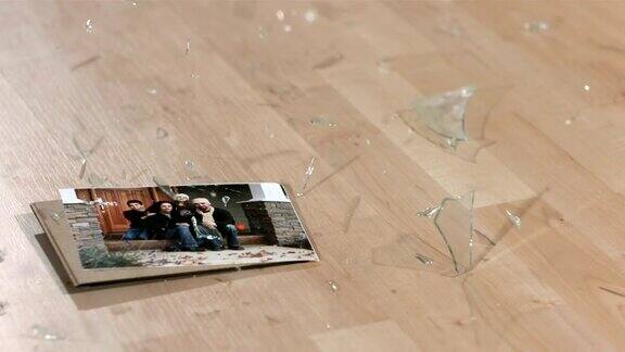 有框的家庭照片倒着摔碎了