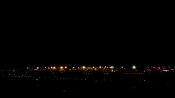 波音777飞机在夜间降落