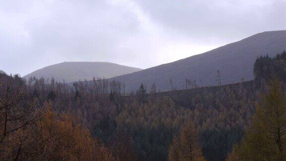 移动云接近山在秋天北爱尔兰