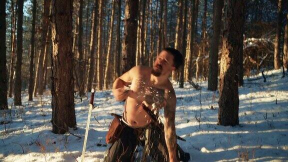 赤裸上身的中世纪武士在身上扔了一堆雪