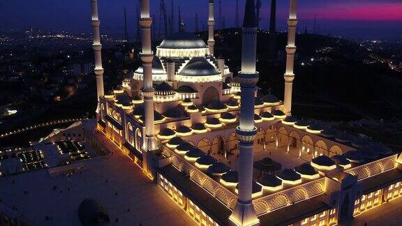 日落时分的大Camlica清真寺(BuyukCamlicaCamii)土耳其伊斯坦布尔