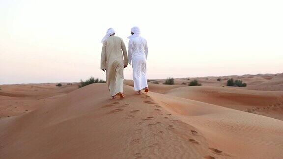 来迪拜沙漠度周末的阿拉伯朋友