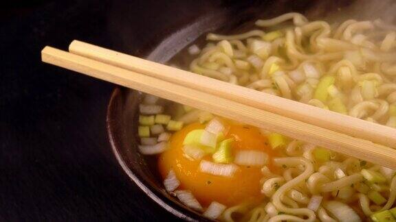 鸡蛋韭菜热面条汤