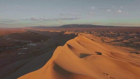 日落时分戈壁沙漠沙丘鸟瞰图