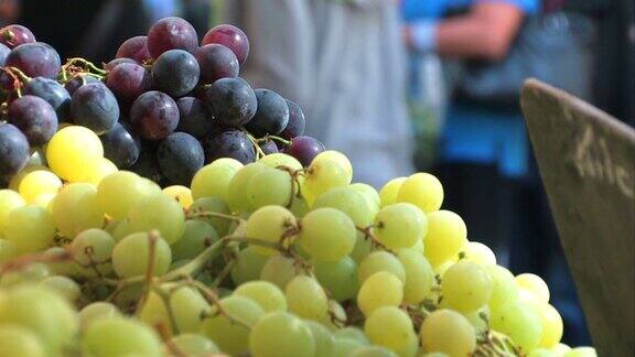 市场上的葡萄