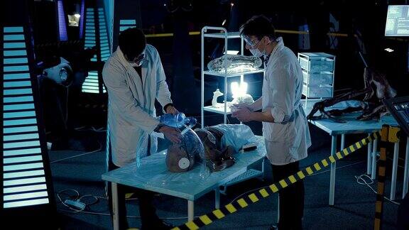 外星人连接着呼吸器躺在手术台上科学家医生拯救了外星人的生命