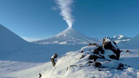 冬季喷发克柳切夫斯科伊火山堪察加半岛活跃的成层火山