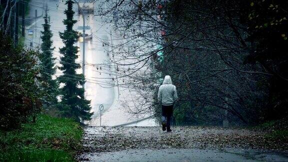 下雨天下山的人