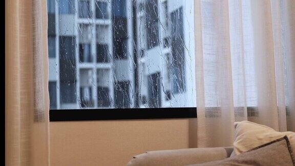 雨正在下水溅在窗户上透明的窗帘在4k左右