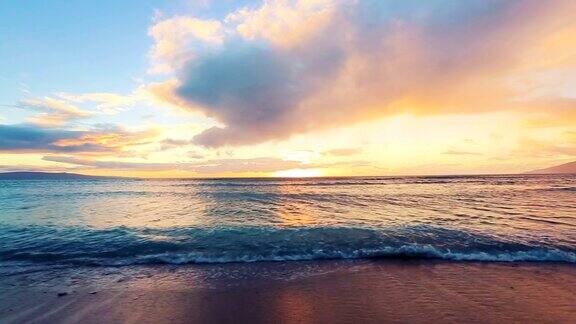 日落时的热带海滩