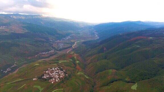 鸟瞰图风景村庄在多彩的山谷贵州省中国