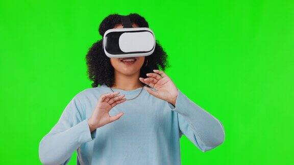 快乐的女人在绿色屏幕上与虚拟现实耳机虚拟世界或手触摸未来科技游戏的模型虚拟现实数字或女孩在工作室的视频游戏3d体验或网络空间