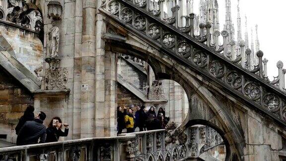 著名的米兰大教堂的一部分吸引着游客