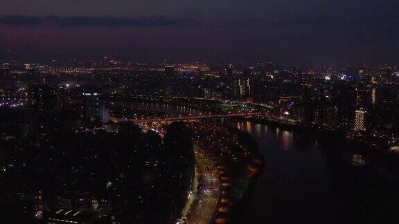 夜景照亮台北市河滨交通街道公路航拍4k台湾全景