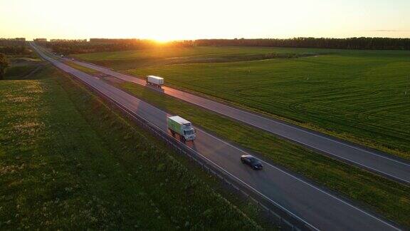 夏天夕阳背景下的高速公路