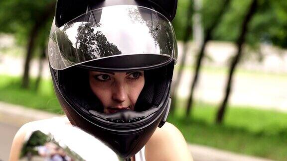 一个戴着头盔骑摩托车的年轻女孩的肖像