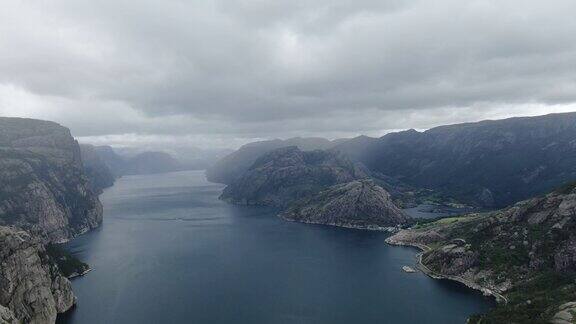 美丽的挪威自然风光山脉与河流雨天无人机的观点
