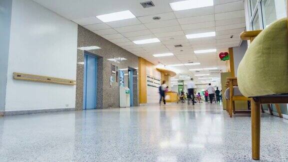 随着时间的推移病人在医院的走廊里移动