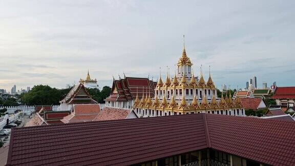 曼谷的黄金金属城堡WatRatchanatdaramWoraviharaLohaPrasat寺庙