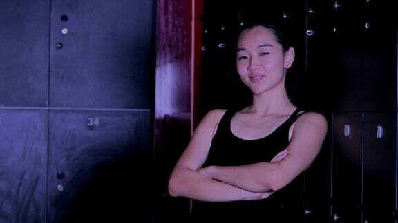 肖像亚洲妇女微笑在健身房她累了后密集的交叉健身运动运动Prep.Martial艺术