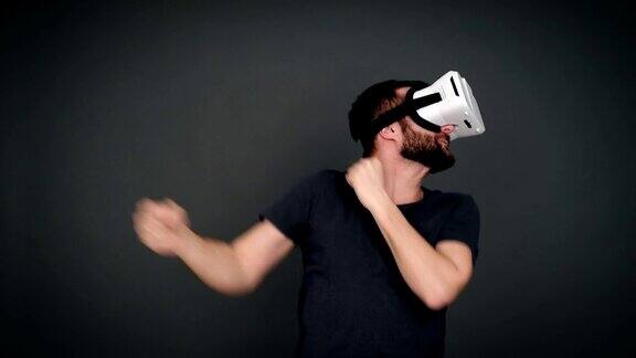 开朗的男人在虚拟现实眼镜的帮助下积极玩耍