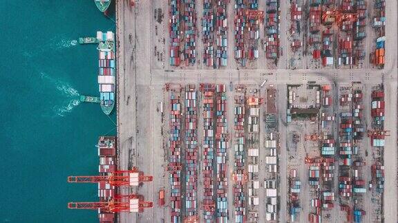 集装箱船繁忙的工业港口的无人机视角