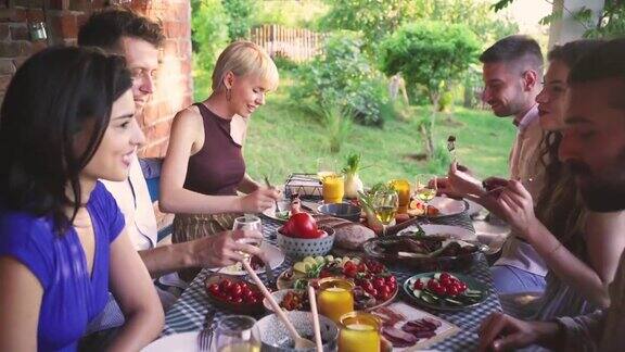 在一个清新的夏日一群朋友在游园会上享受美食